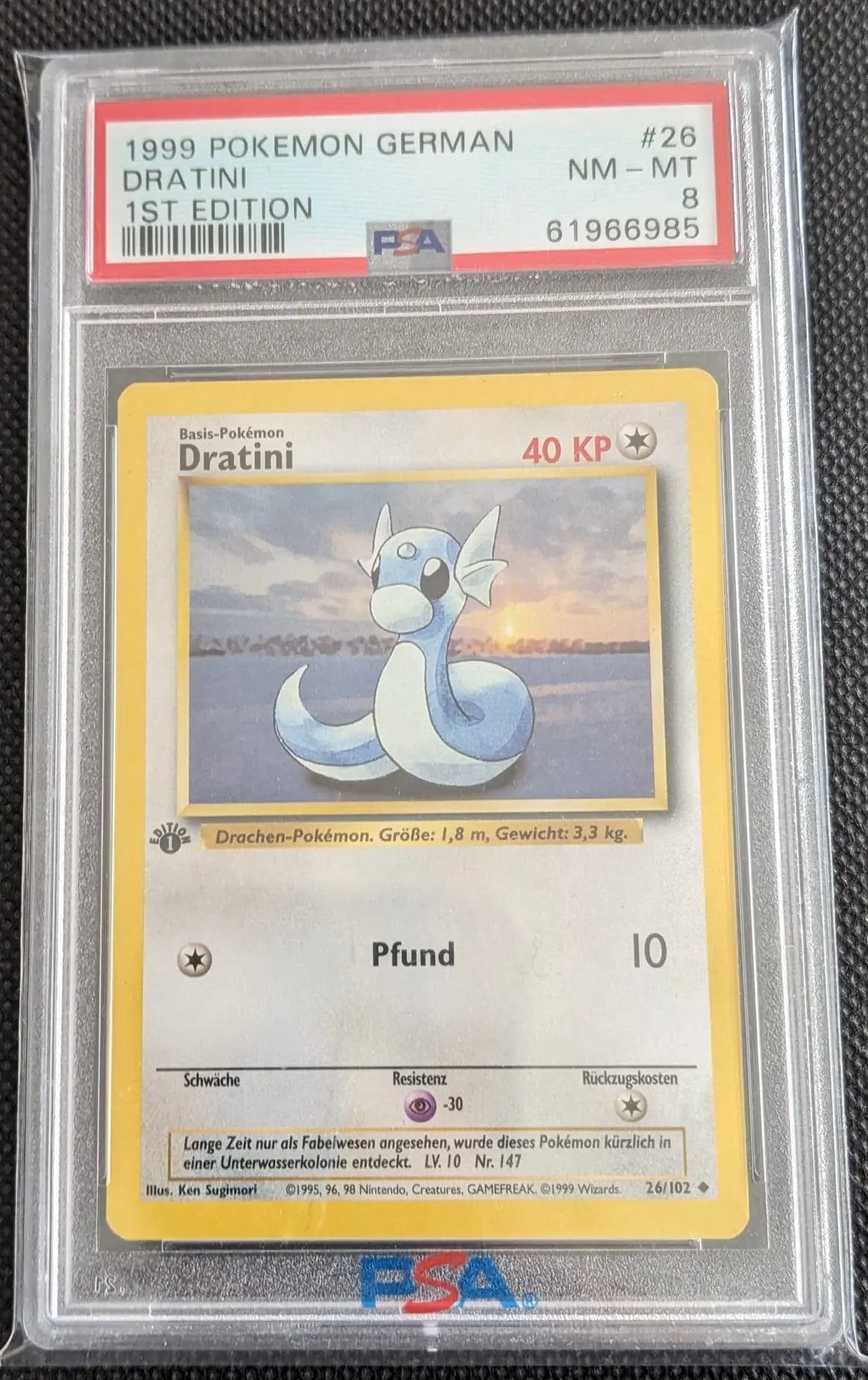 PSA 8 + 1. Edition Dratini 26/102 Pokemon Karte Basis Set Deutsch - Image #1